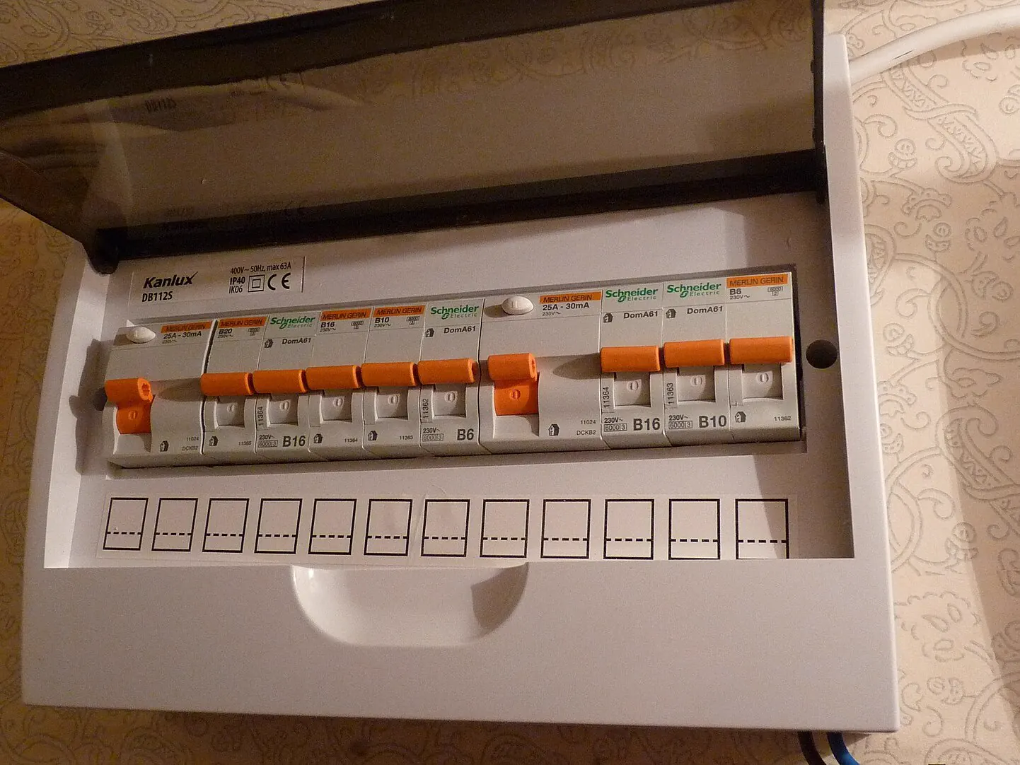 Rozdzielnica elektryczna z wyłącznikami nadprądowymi