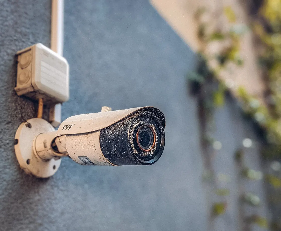Kamera monitoringu zamontowana na ścianie budynku